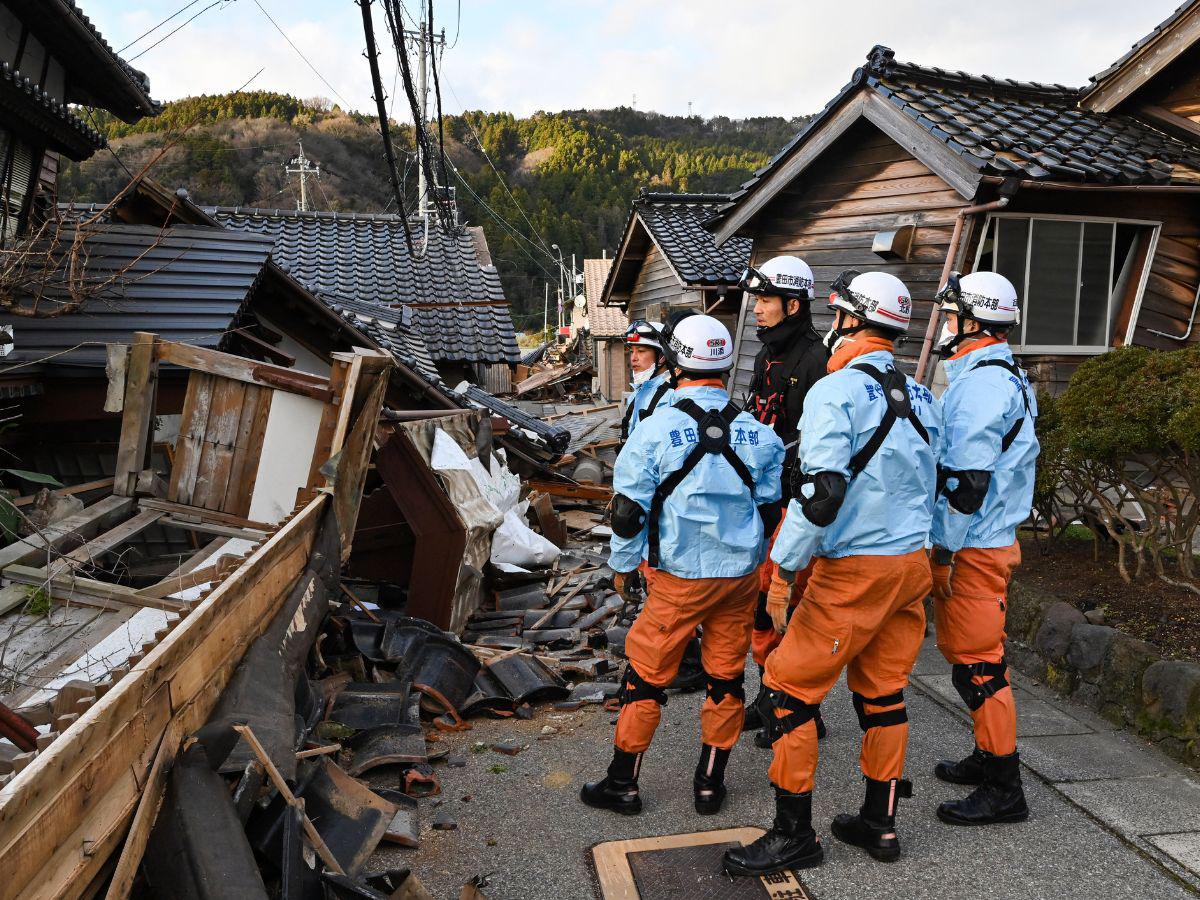 Unos 50 muertos tras terremoto en Japón; sigue búsqueda de sobrevivientes