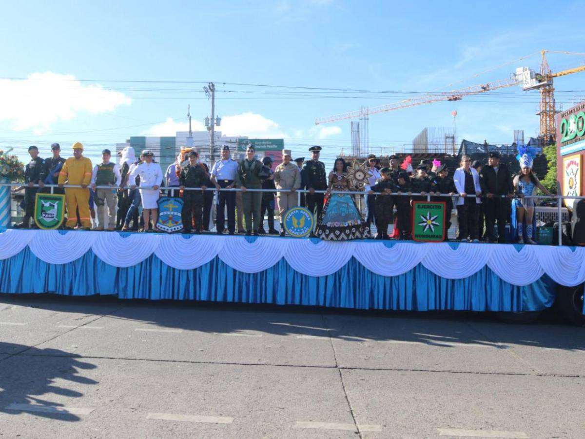 En medio de tensión política, FF AA realiza desfile militar para conmemorar bicentenario del Ejército