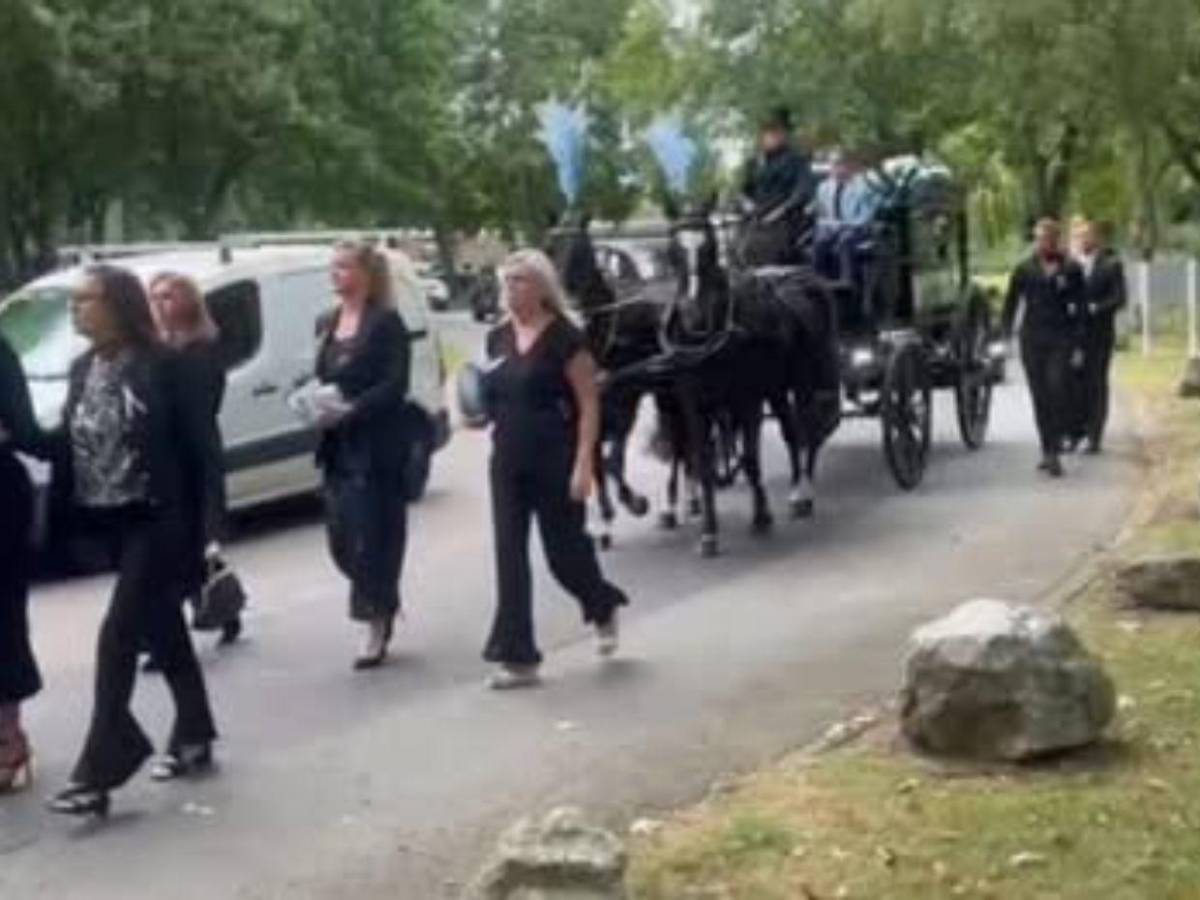 Hombre murió de un paro cardiaco mientras cargaba el ataúd de hijo en Inglaterra