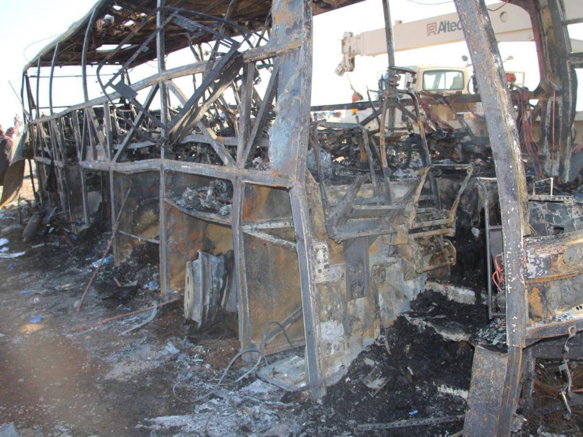 Al menos 76 muertos deja incendio de bus con deportados en Afganistán