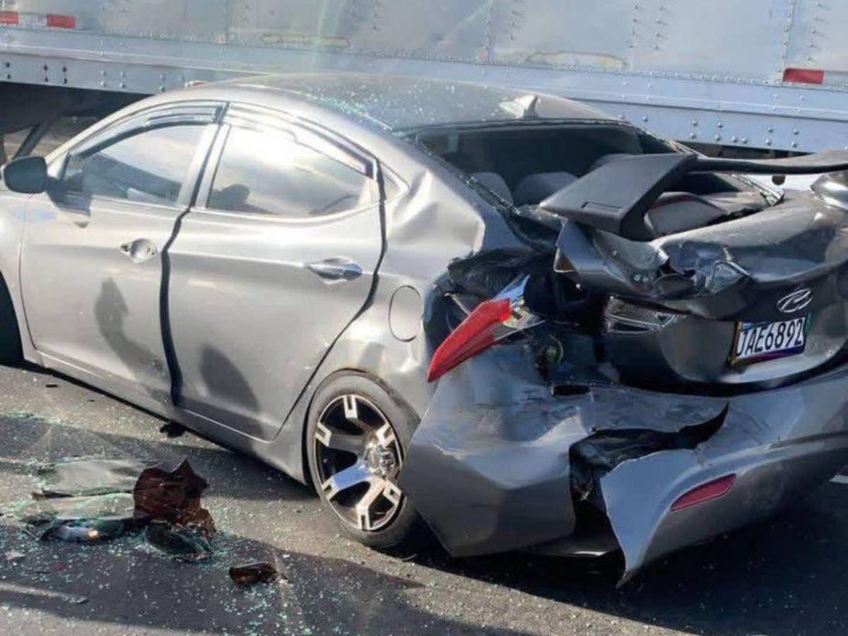 Así quedó un turismo atrapado bajo camión en bulevar Fuerzas Armadas