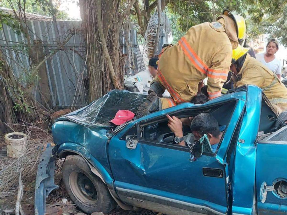 Brutal accidente deja tres personas atrapadas dentro de un vehículo en Catacamas