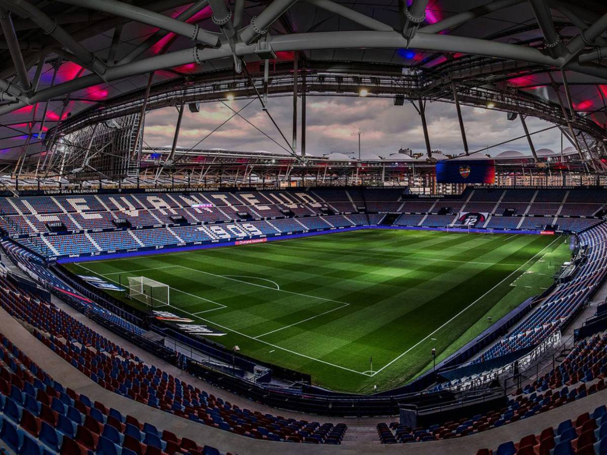 Un ganador del Balón de Oro jugó aquí: Levante, el equipo interesado en Kervin Arriaga