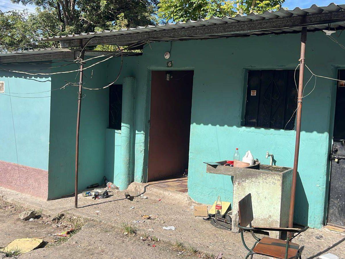 Ropa tirada y sangre: así era la cuartería donde hallaron dos cuerpos encostalados bajo una cama