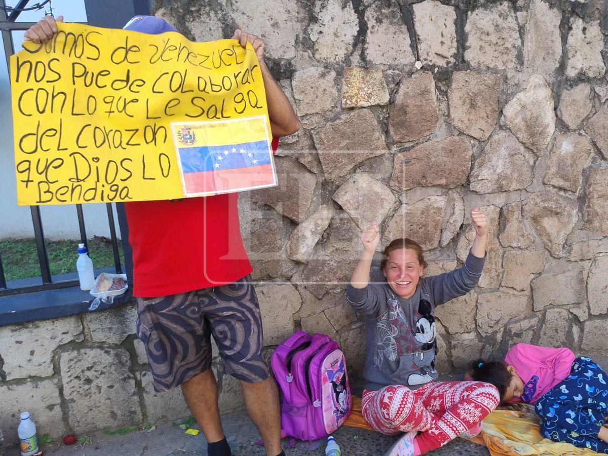 Con su bebé nacida en Honduras, migrante venezolana celebra caída de Nicolás Maduro
