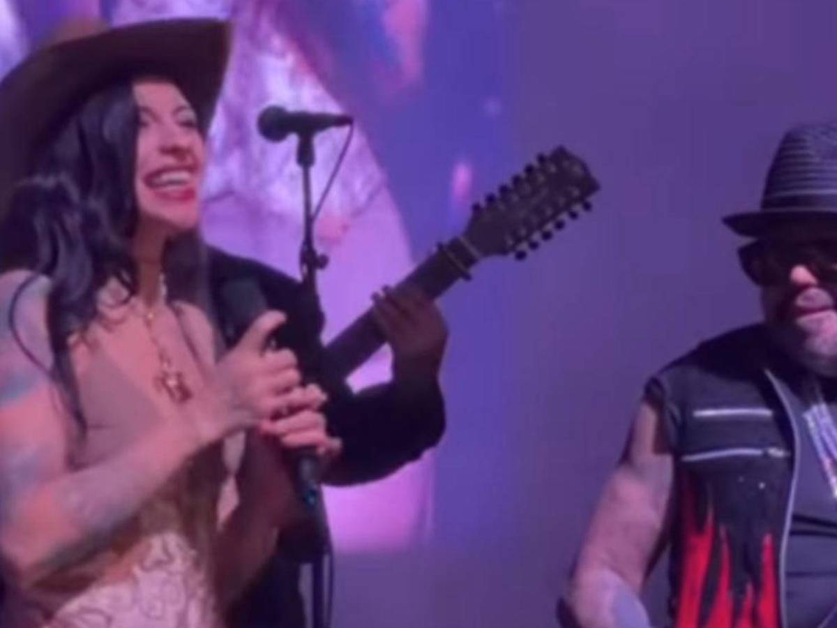 A.B. Quintanilla compara a Cazzu con Selena Quintanilla y la corona en concierto en EE UU