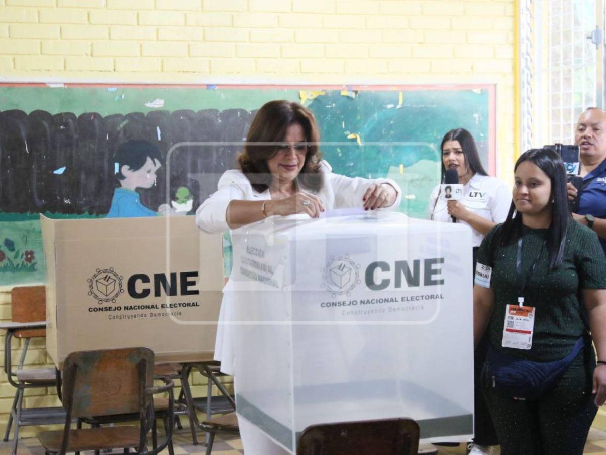 En fotos: Rixi Moncada, la primera candidata presidencial en ejercer su voto