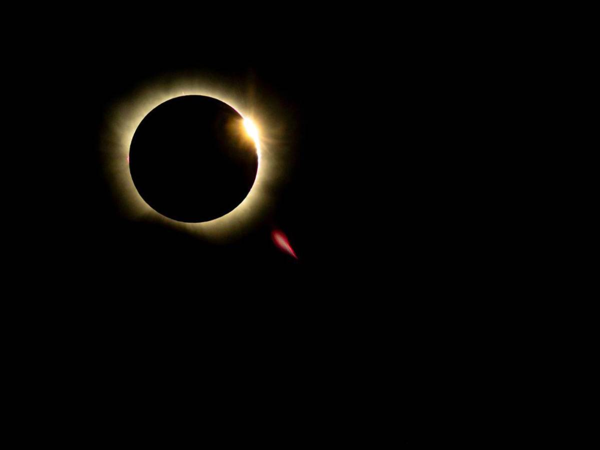 En fotos: el cielo de Portugal se oscurece y deja ver el espectáculo del eclipse solar