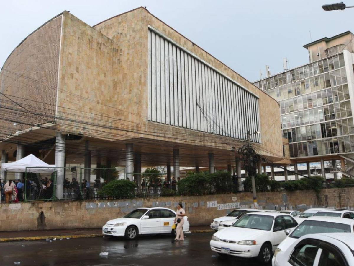 Inundaciones y toneladas de basura dejan las lluvias de este martes en la capital