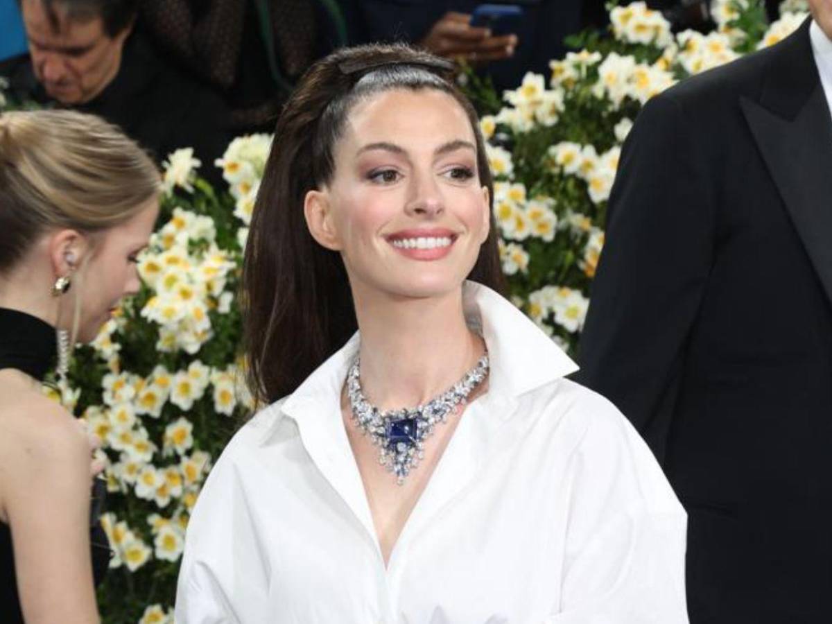 ¿Cirugía o buena genética? Fans reaccionan al nuevo rostro de Anne Hathaway