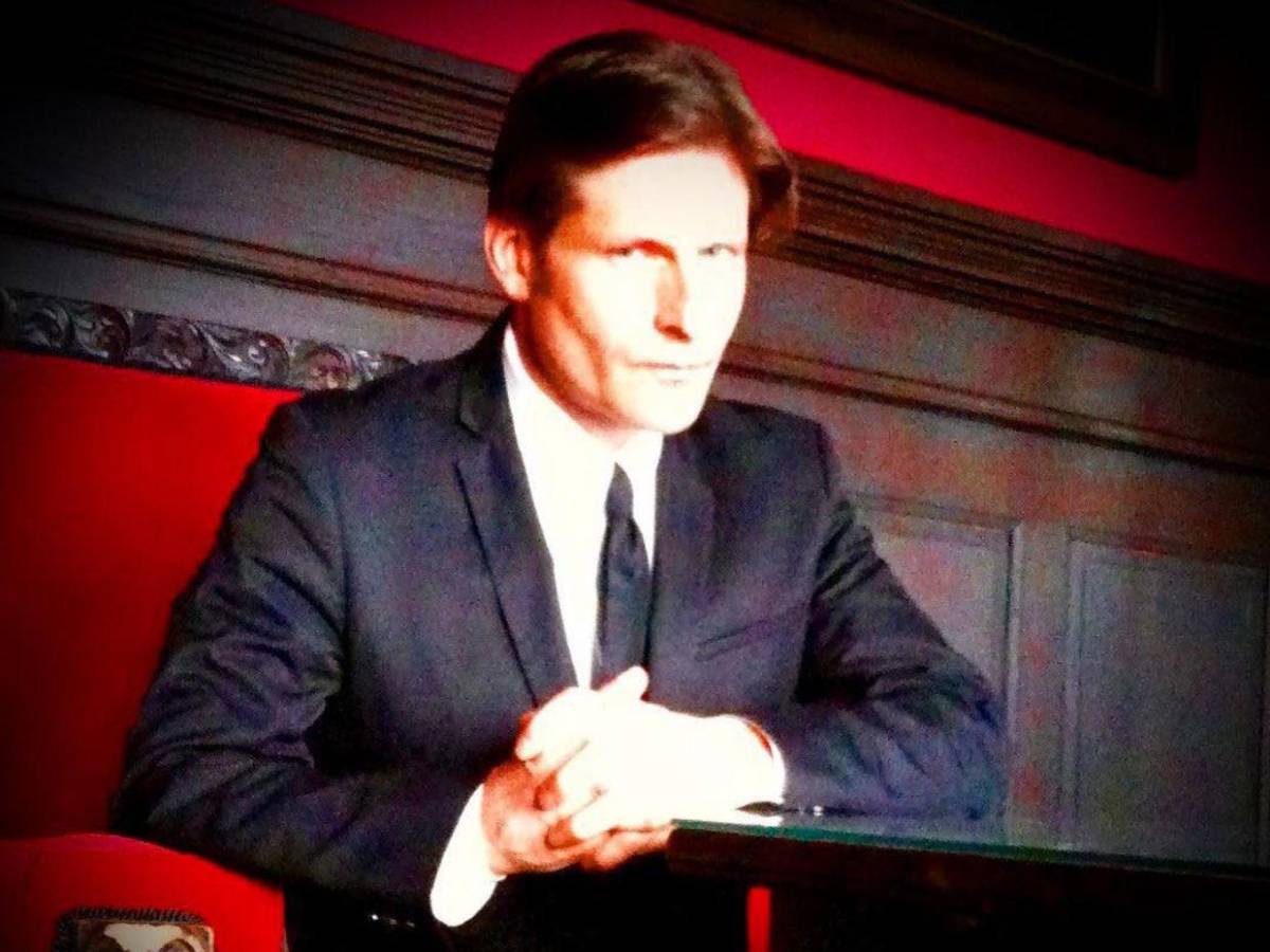 Exnovia demanda al actor Crispin Glover por agresión, fraude y retención ilegal