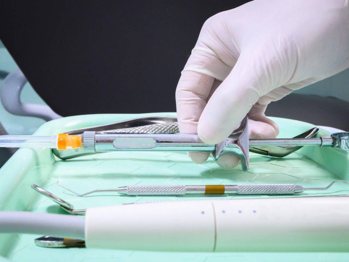 Mujer descubre tijeras olvidadas en su abdomen siete meses después de cirugía estética