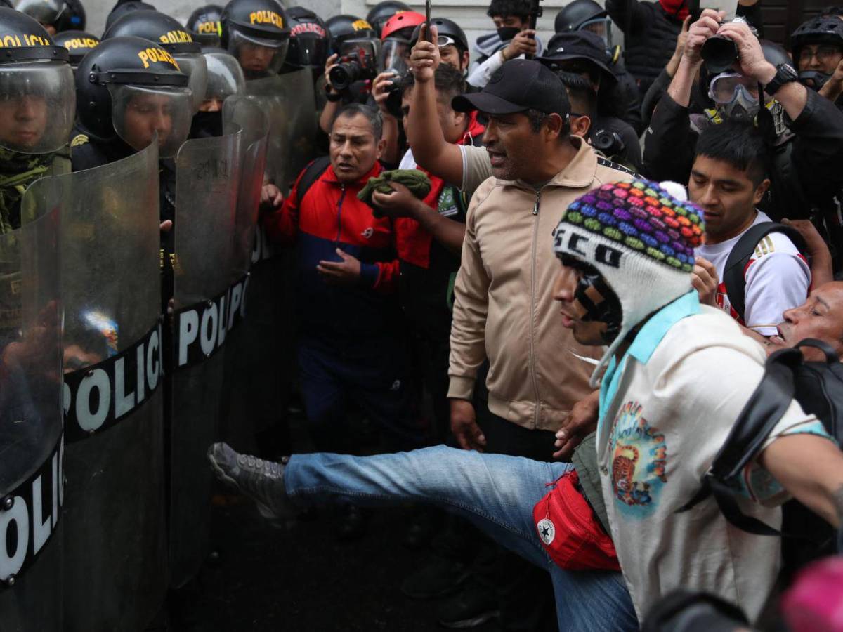 Jóvenes peruanos y colectivos sociales marcharon en Lima contra el gobierno de Dina Boluarte