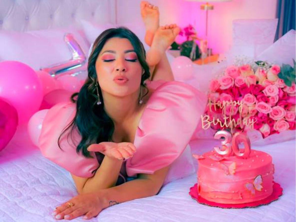 ¡Bienvenidos los 30! Milagro Flores celebra con romántica cena y espectaculares fotos su cumpleaños