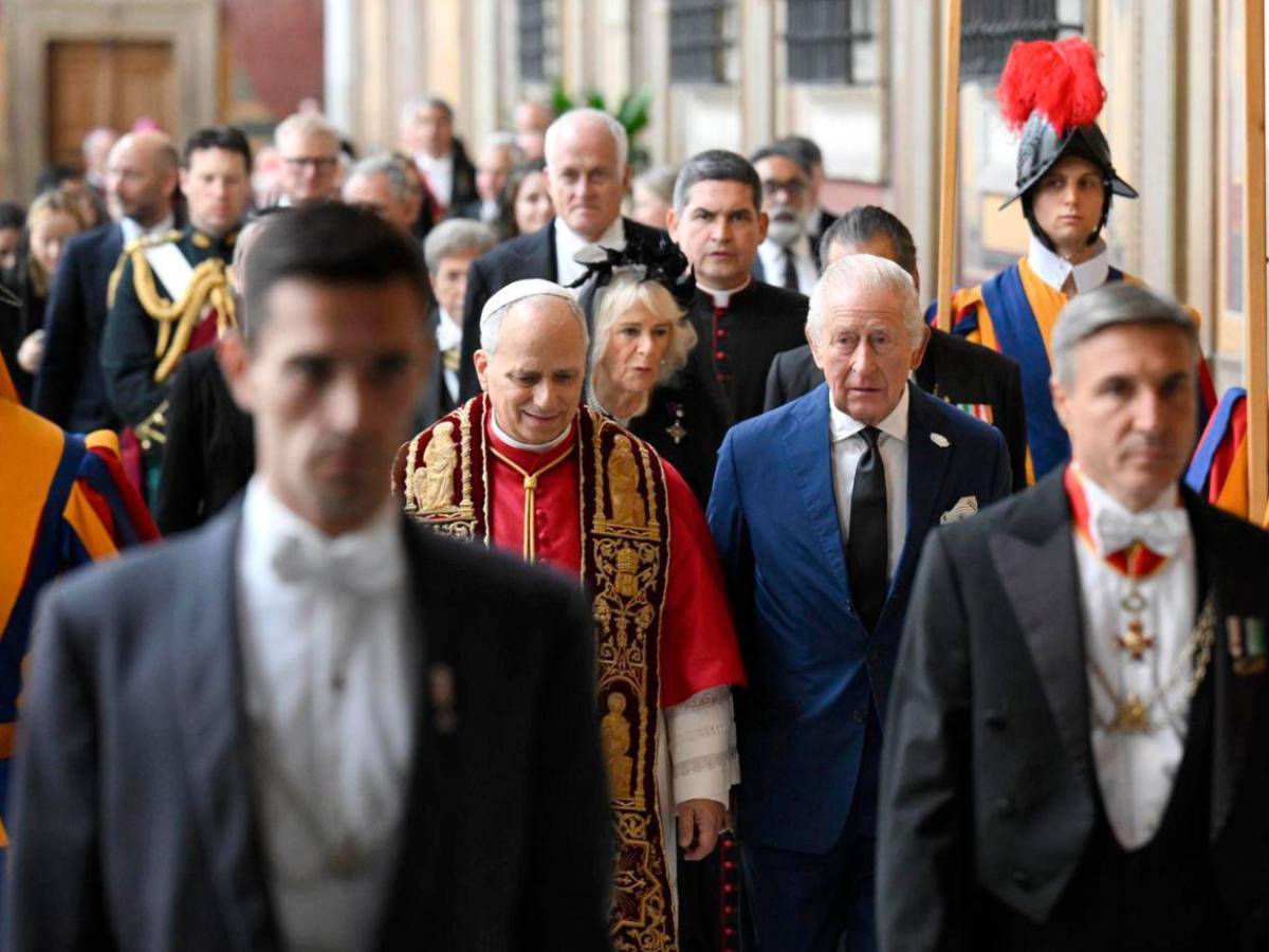 Rey Carlos III y papa León rezan juntos en la Capilla Sixtina: así fue el encuentro en el Vaticano