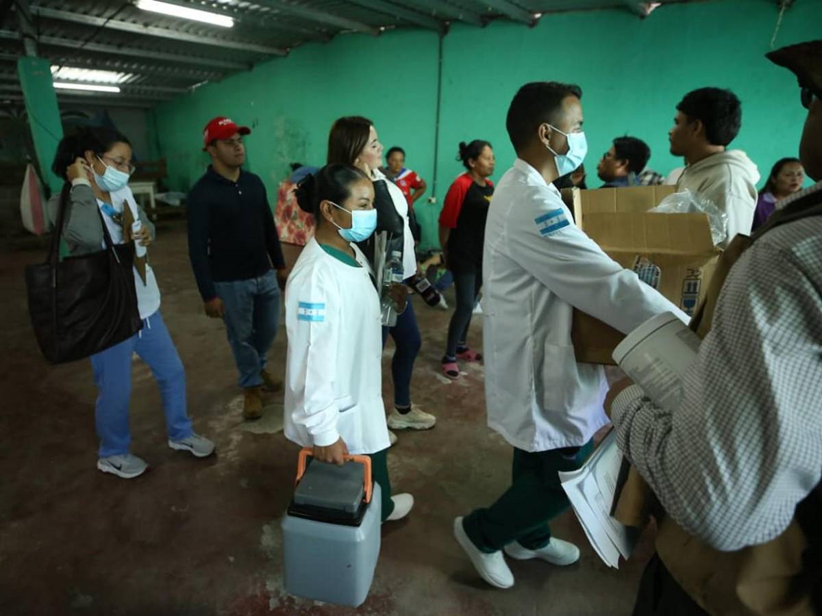 Con colchonetas en el piso:  familias albergadas en centro comunal de colonia Ramón Amaya Amador