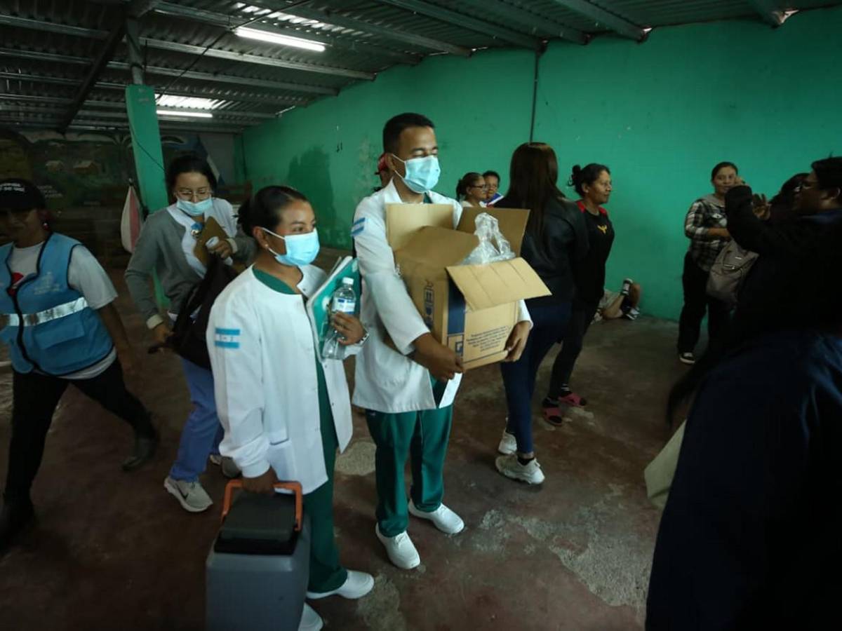 Con colchonetas en el piso:  familias albergadas en centro comunal de colonia Ramón Amaya Amador