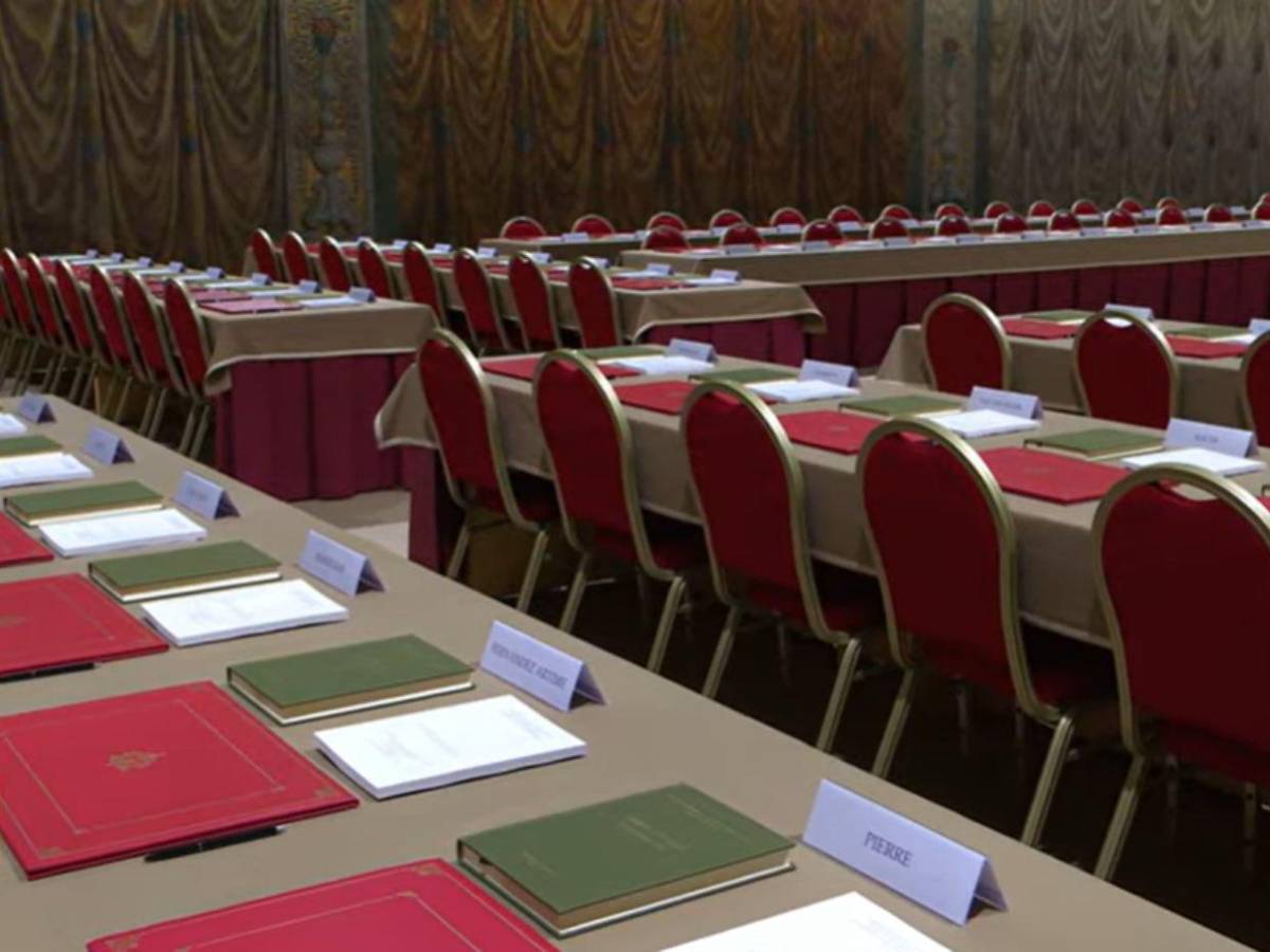 Con fe, oración y un juramento de secreto, la procesión da inicio al cónclave en el Vaticano