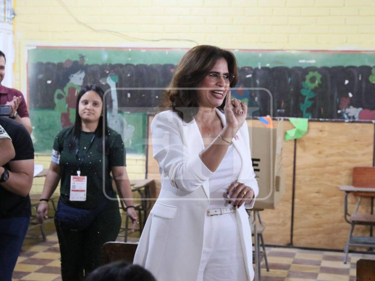 En fotos: Rixi Moncada, la primera candidata presidencial en ejercer su voto