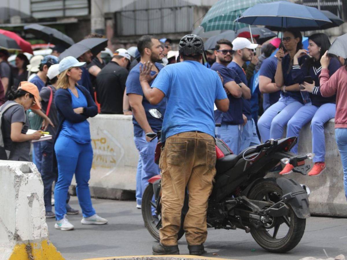 Médicos exigen pago de salarios en manifestación frente al Hospital Escuela Médicos exigen pago de salarios en manifestación frente al Hospital Escuela