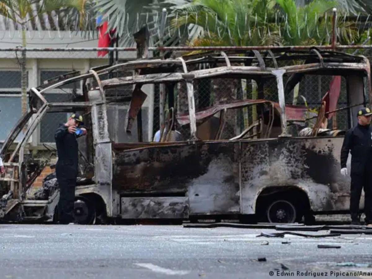 Los asesinos son los narcoterroristas: 19 muertos tras ataque con bomba en la Vía Panamericana