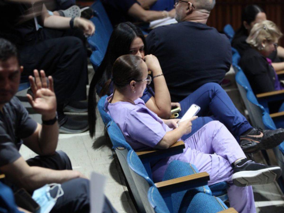 Médicos en asambleas informativas suspenden consulta externa por falta de pagos