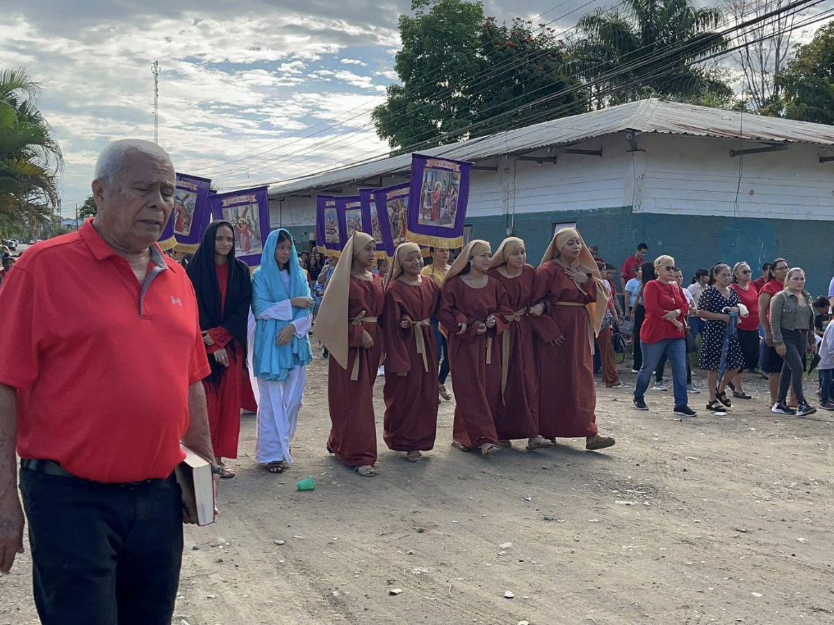 El camino de Jesús hacia la cruz: así se vive el viacrucis en Sabá, Colón