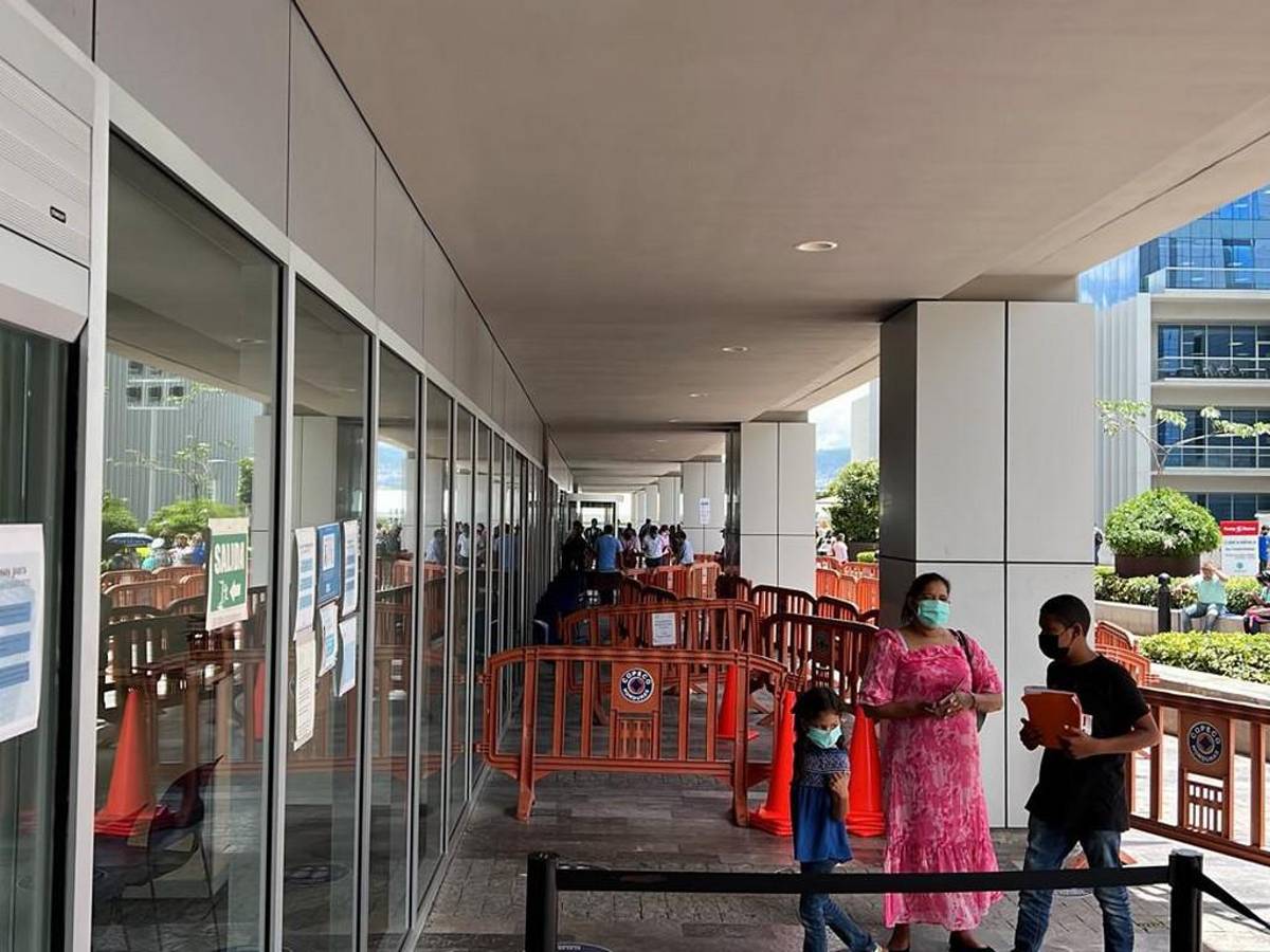 Parte del personal fue despachado el jueves ante la interrupción del servicio.