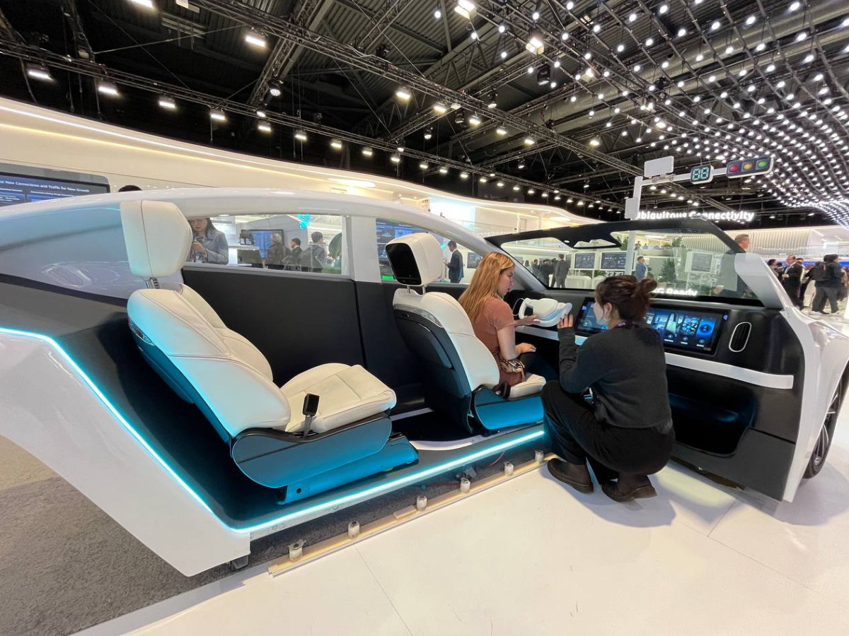 Los asistentes al evento tecnológico más grande y esperado en la ciudad de Barcelona se acercaron al 5.5G Era para profundizar en él y tomarse fotografías. Huawei demostró que sus novedades tecnológicas no solo se centran en los celulares.