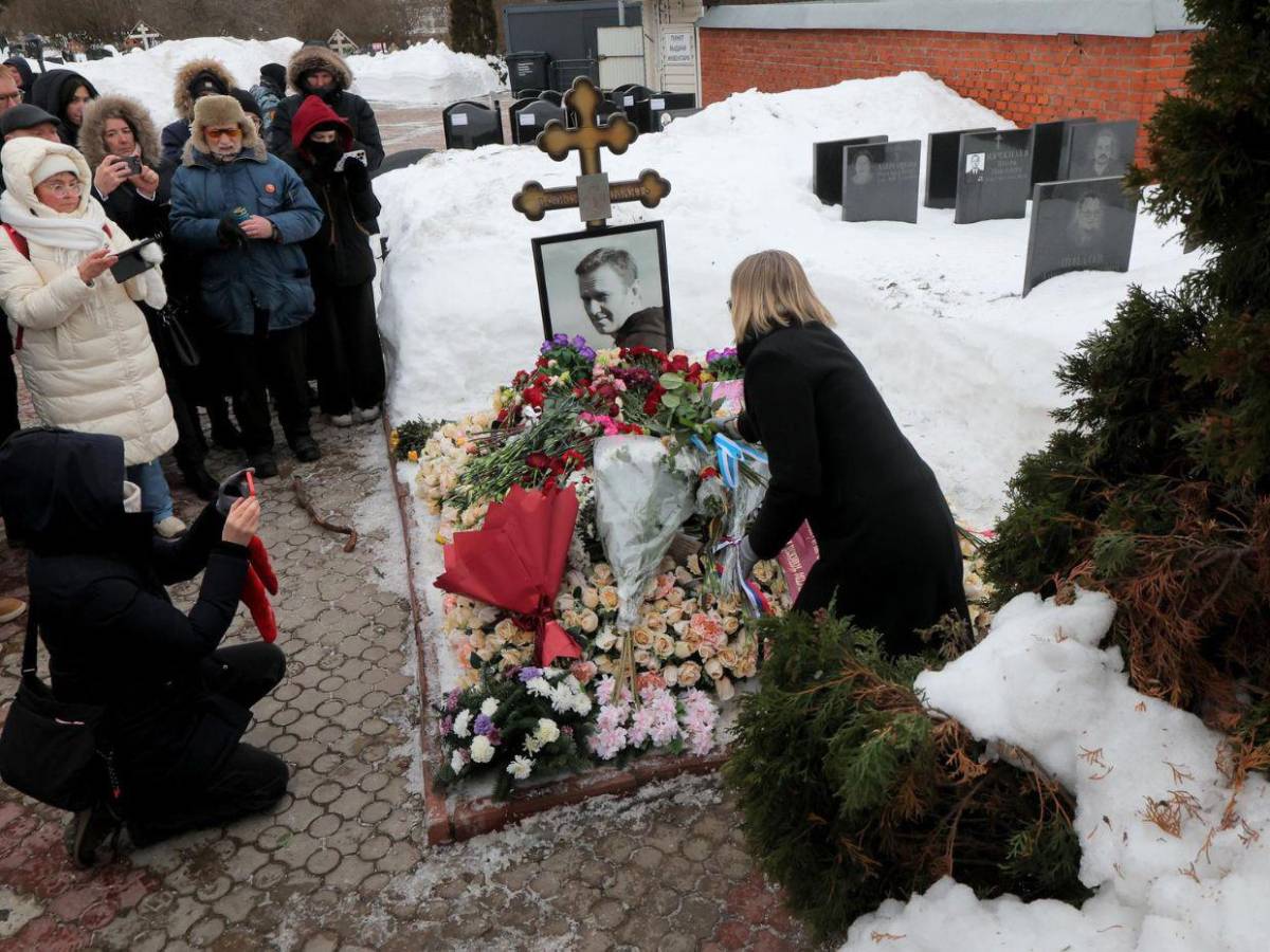 Rusos desafían al Kremlin con un tributo floral en la tumba de Alexéi Navalny