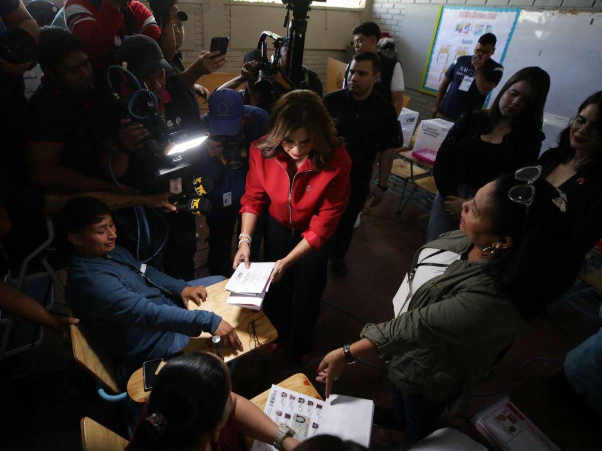 Rixi Moncada vota en medio de un caos en las elecciones primarias