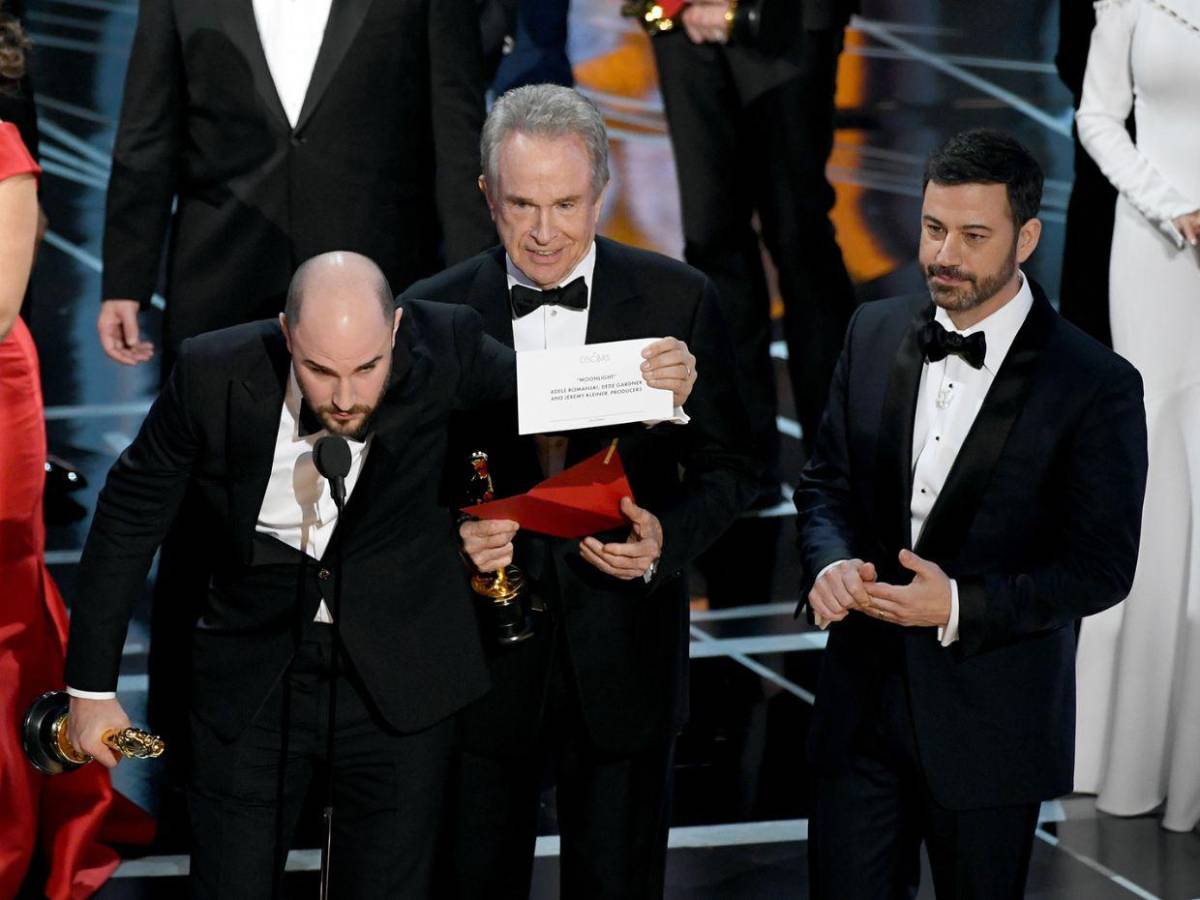 Cachetadas y errores: los escándalos de los Premios Oscar