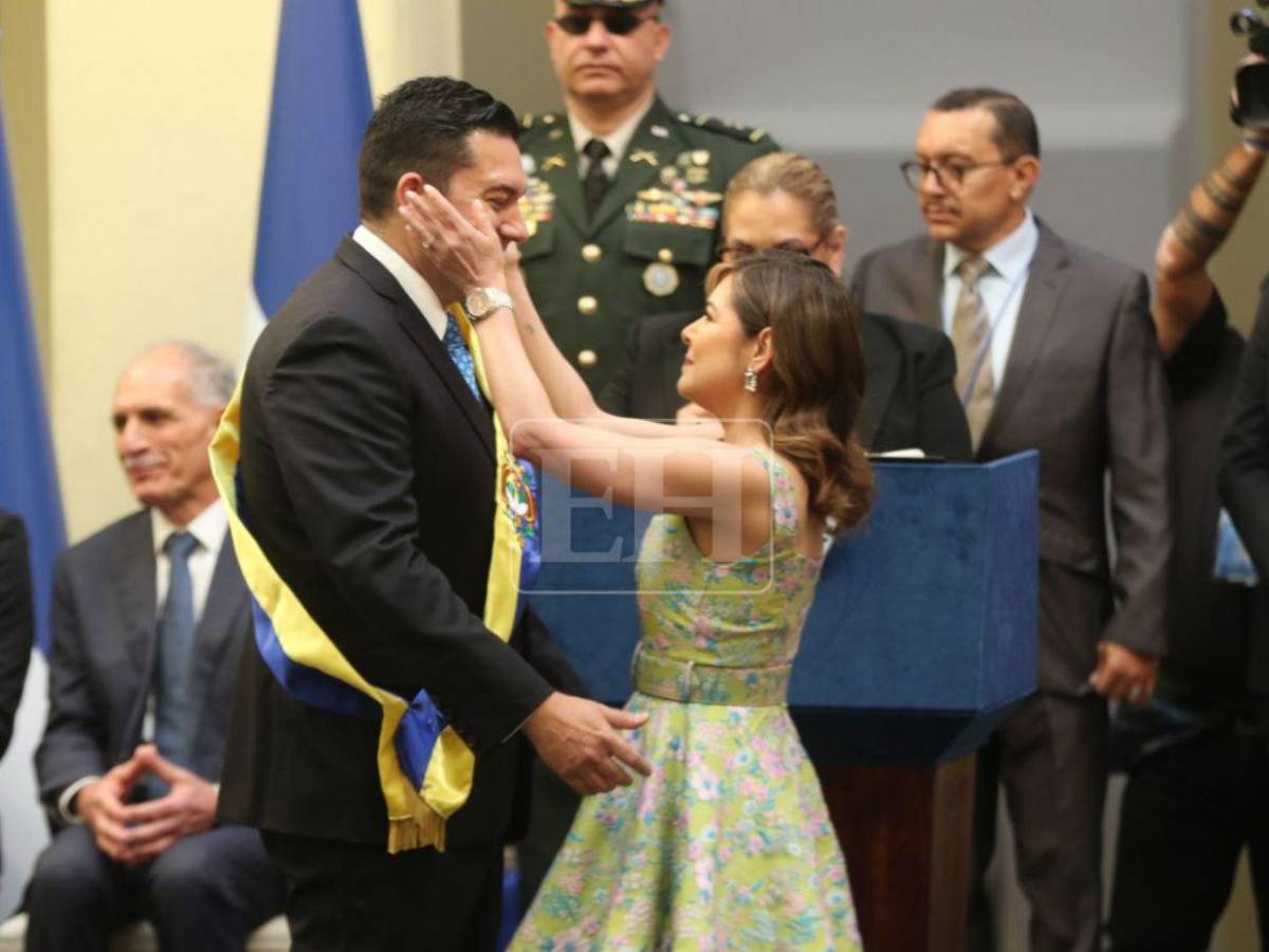 De la mano de su esposa, así recibió la banda municipal Juan Diego Zelaya