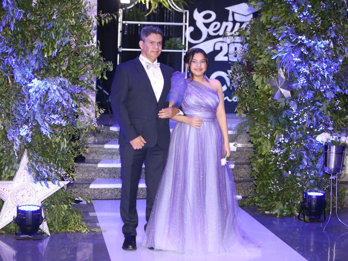 Desfile de seniors, madres y padres en la prom 2023 de Dowal School