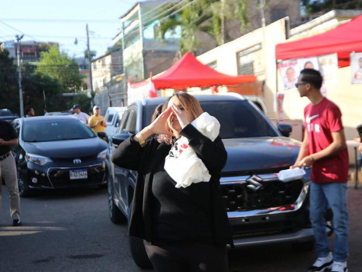 “Llorón traidor” le gritan a Jorge Cálix simpatizantes de Libre en su centro de votación
