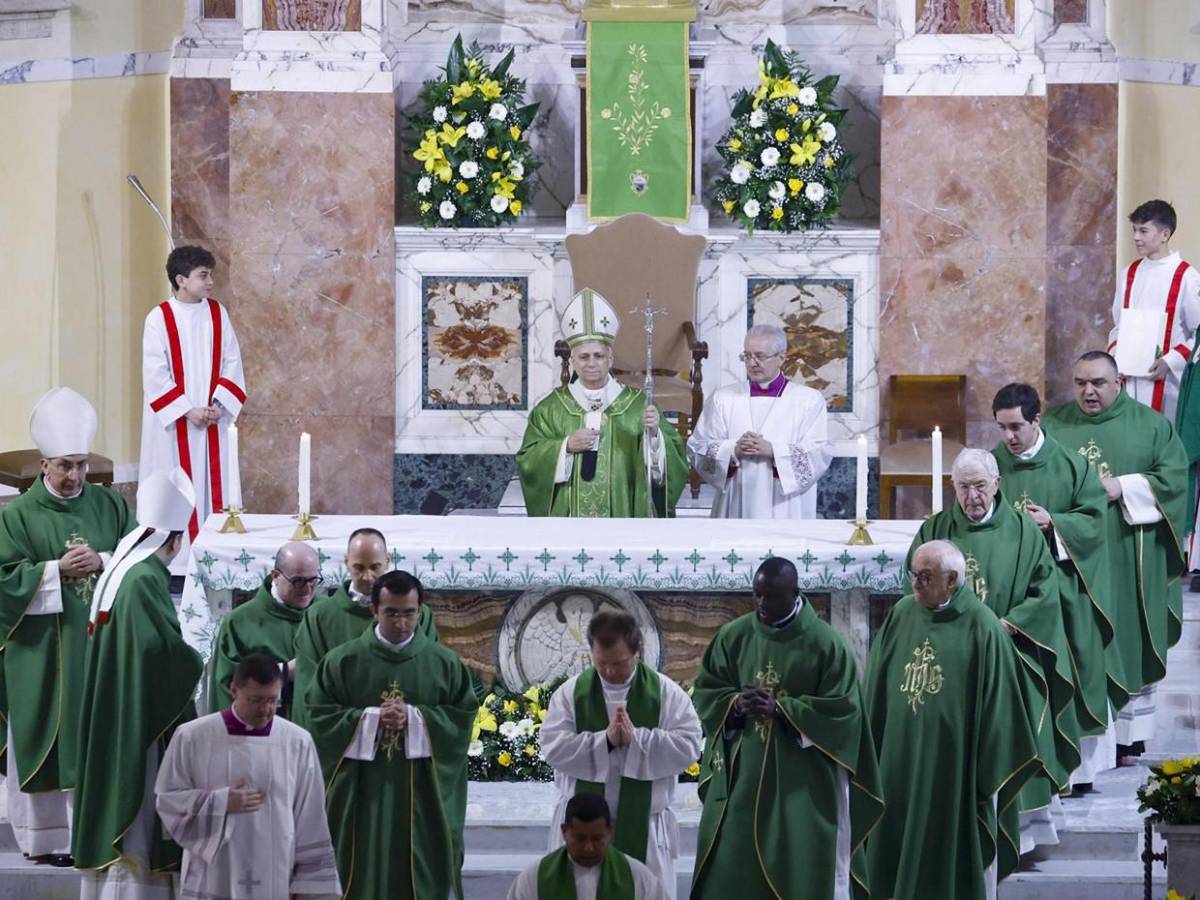 Dos monaguillas al lado del papa León XIV son noticia y reavivan debate