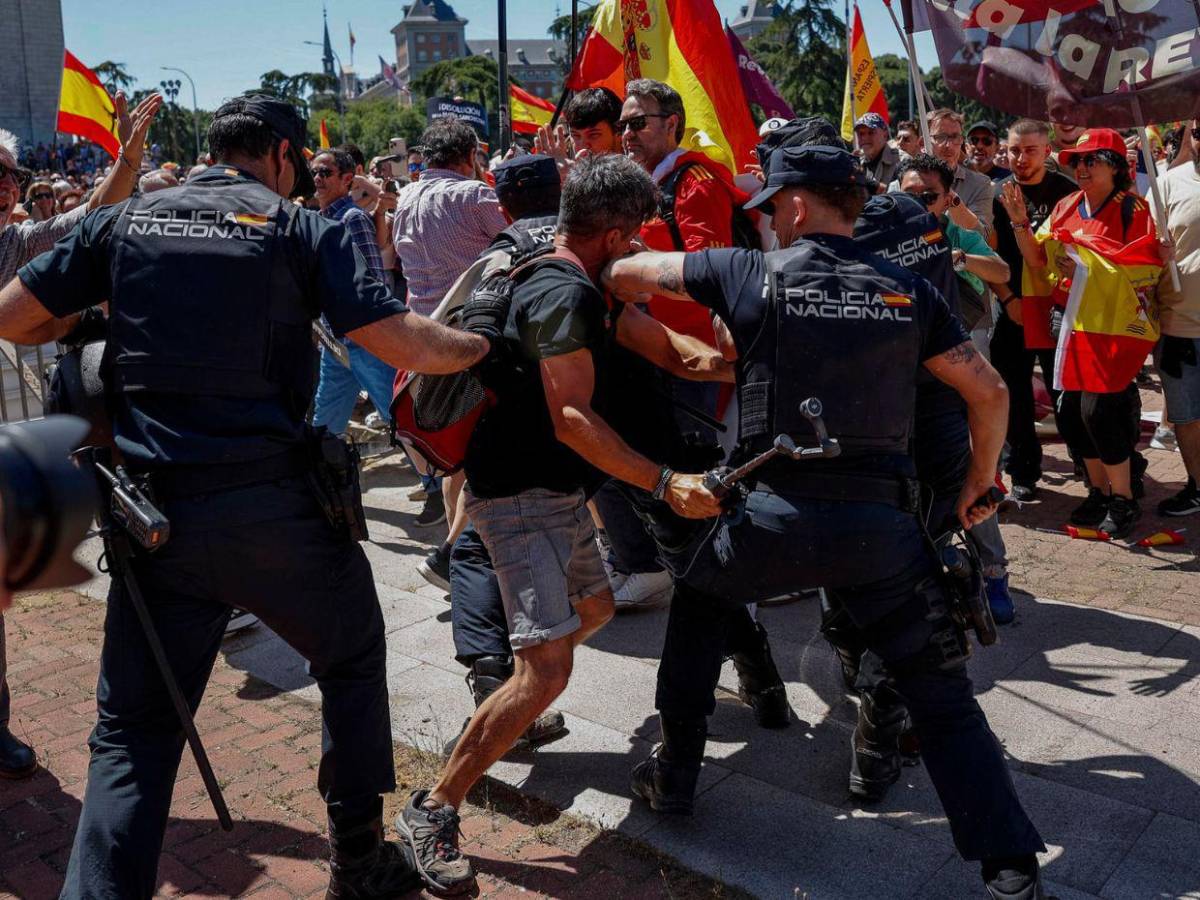 No es un gobierno, es una mafia: Manifestantes piden la dimisión del presidente Pedro Sánchez