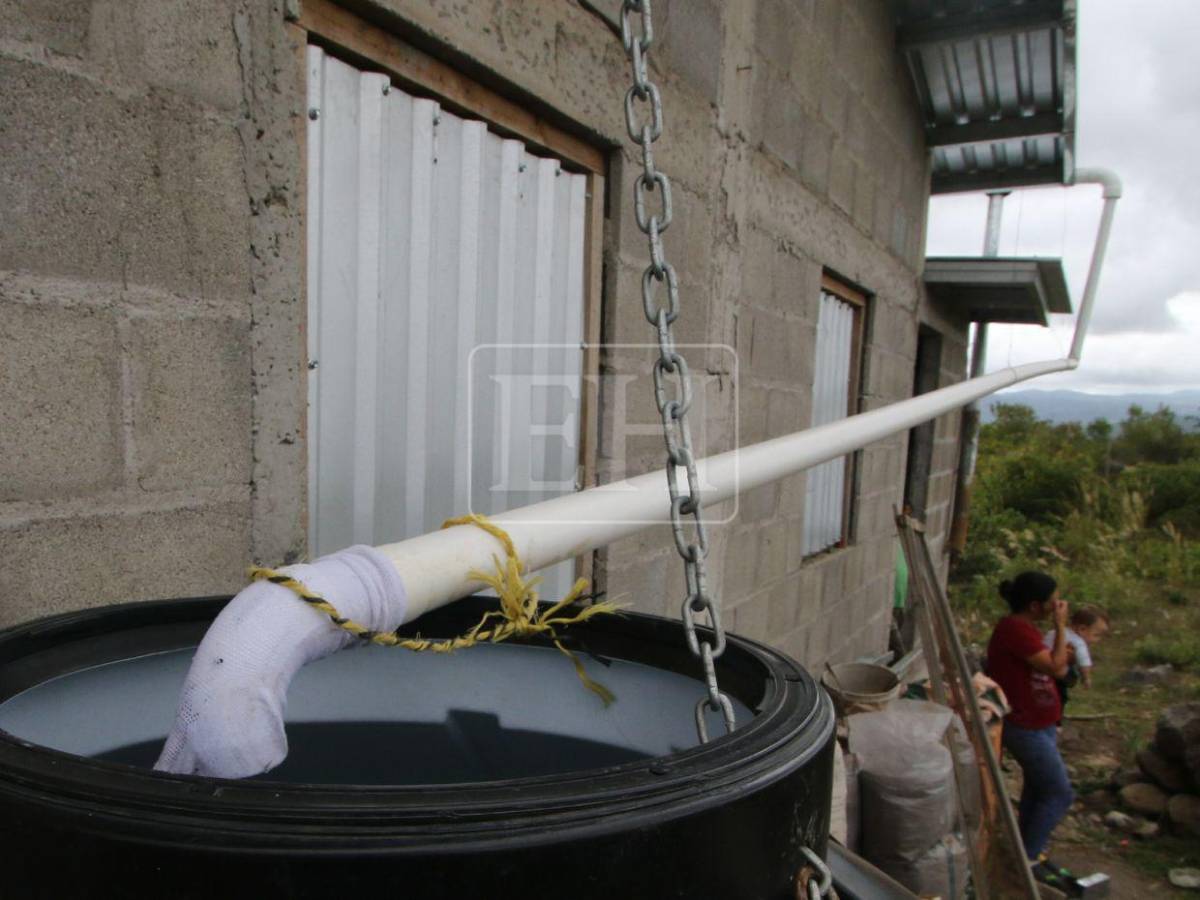Sin tubería, familias capitalinas pagan hasta L250 para poder tener agua en su casa