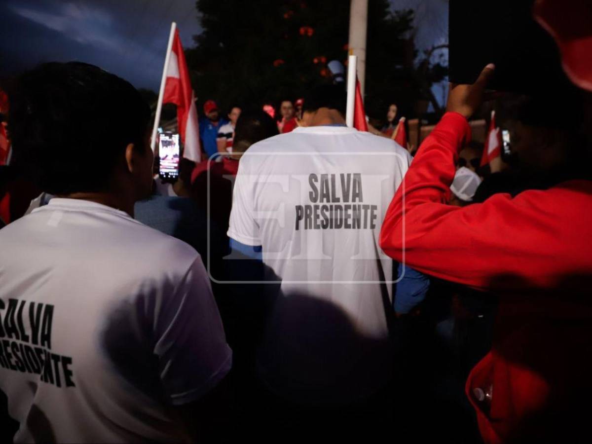 Con banderas y la presencia de Iroshka Elvir, liberales salen a las calles a pedir voto por voto