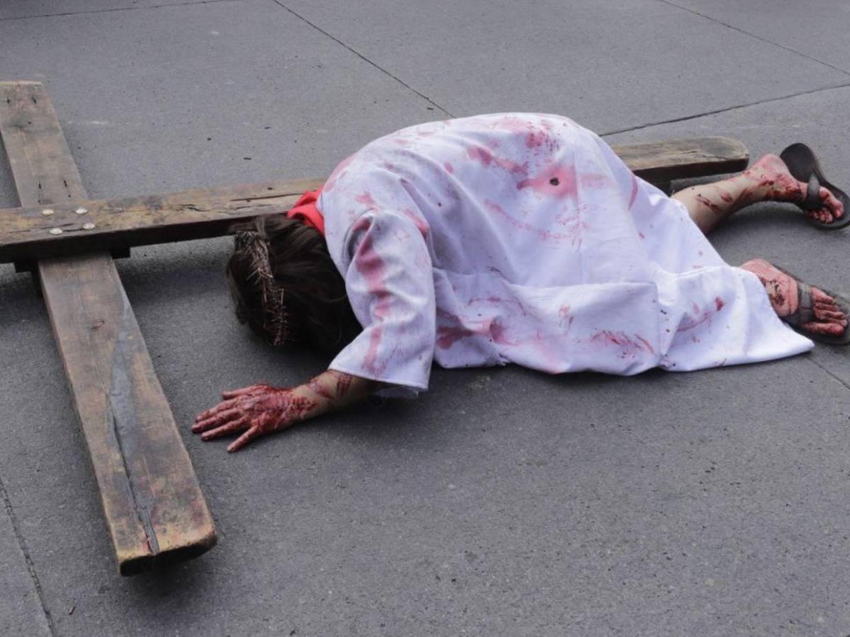 Sacrificio, dolor y el mal: Las 20 mejores imágenes que dejó el Vía Crucis en la capital