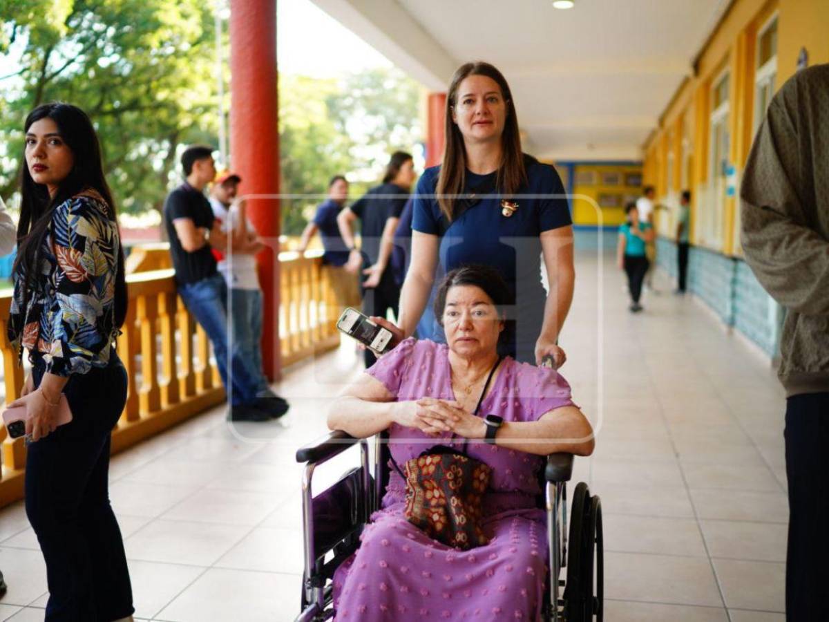 En silla de ruedas y bastones, personas de la tercera edad llegan a defender su voto