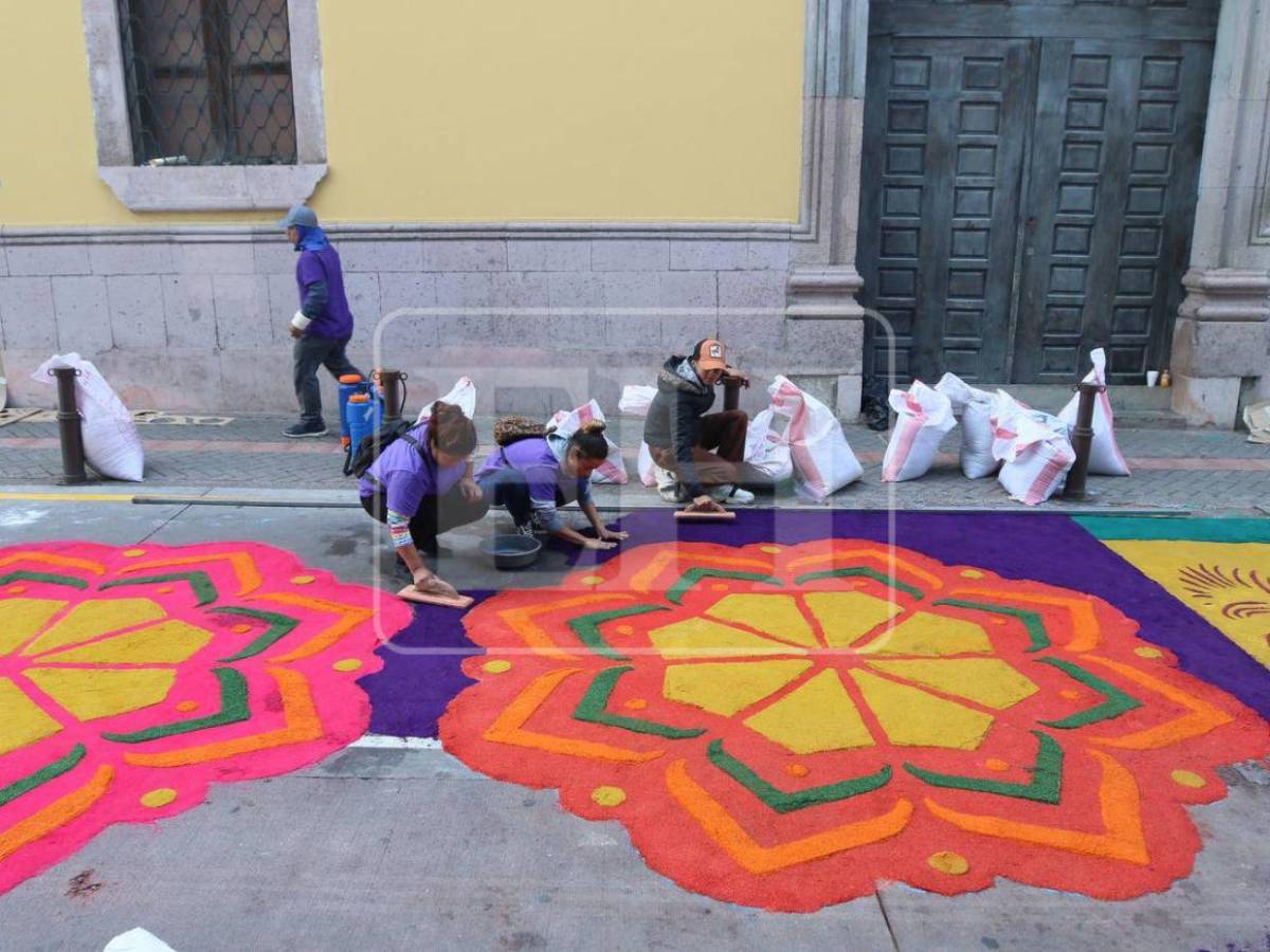 Arte, fe y devoción: Avenida Cervantes luce colorida con las alfombras de aserrín