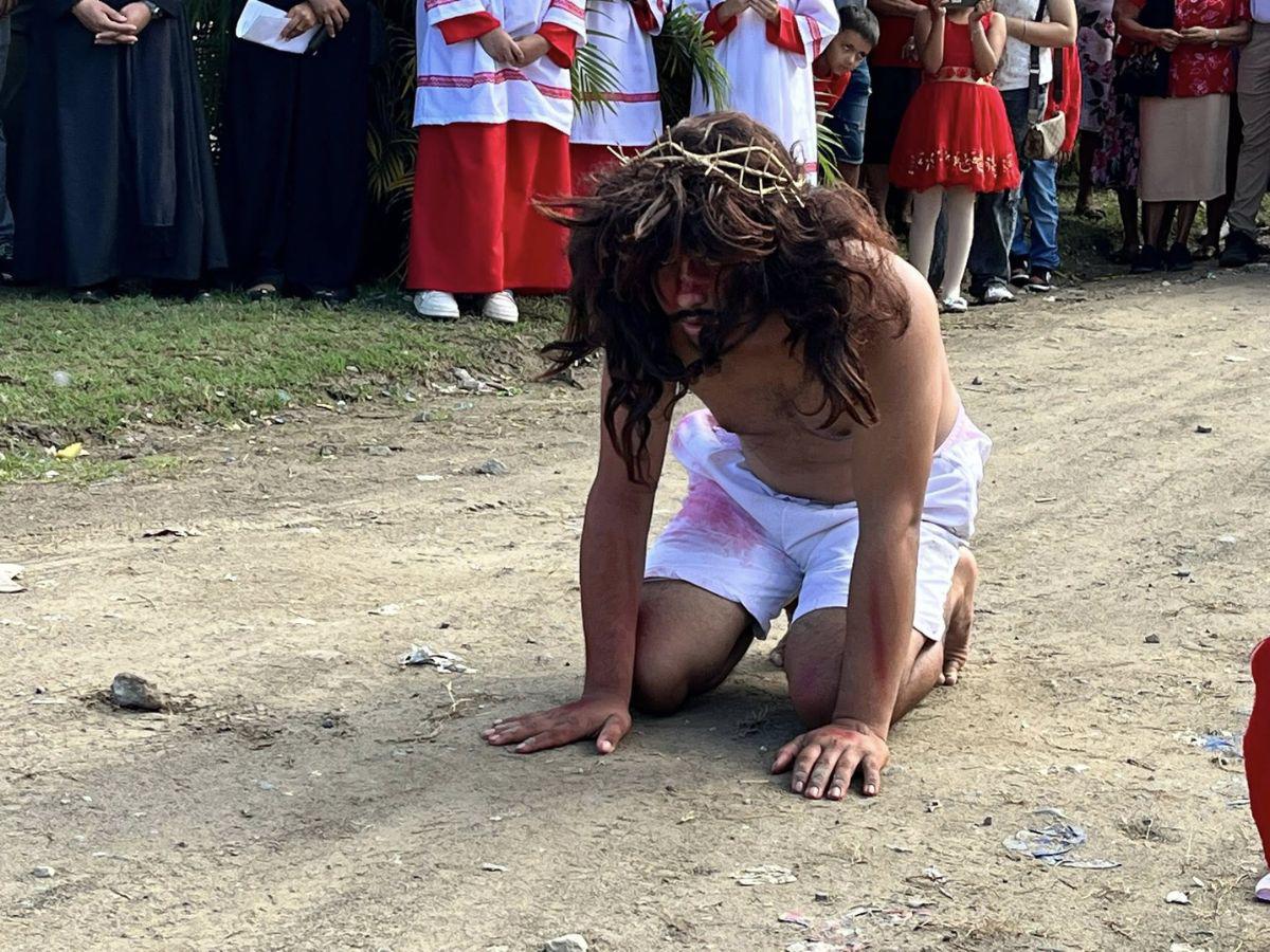 El camino de Jesús hacia la cruz: así se vive el viacrucis en Sabá, Colón