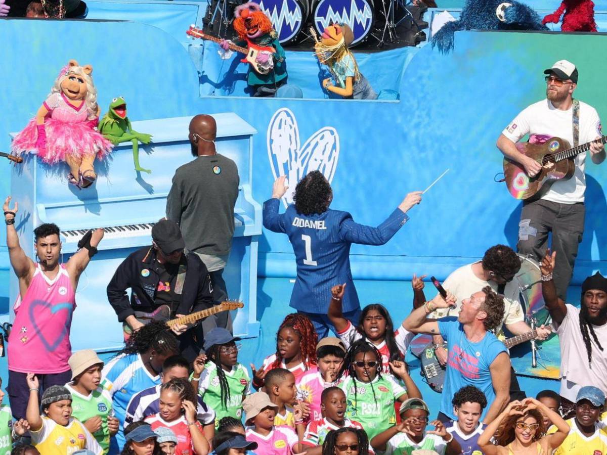 Shakira hace bailar al MetLife en el show de medio tiempo del Mundial
