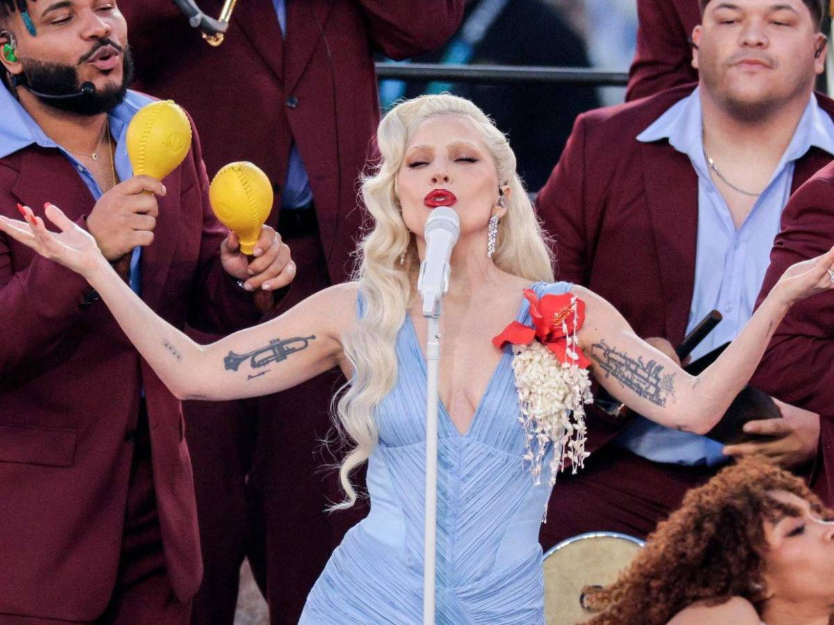Un vestido dominicano y una Flor de Maga: detalles del look de Lady Gaga en show de medio tiempo