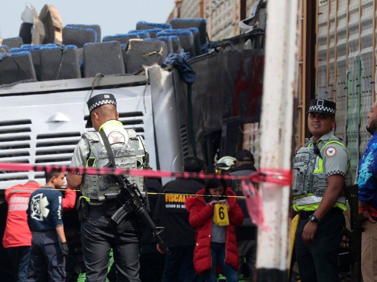 Choque mortal: ferrocarril impacta autobús de pasajeros en Atlacomulco, México