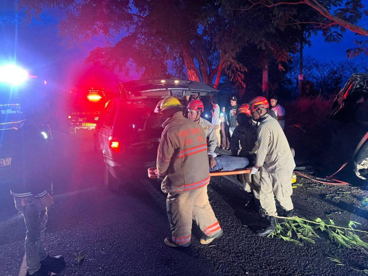 Quedó atrapado en un árbol: las imágenes del brutal accidente que deja dos muertos en Jutiquile