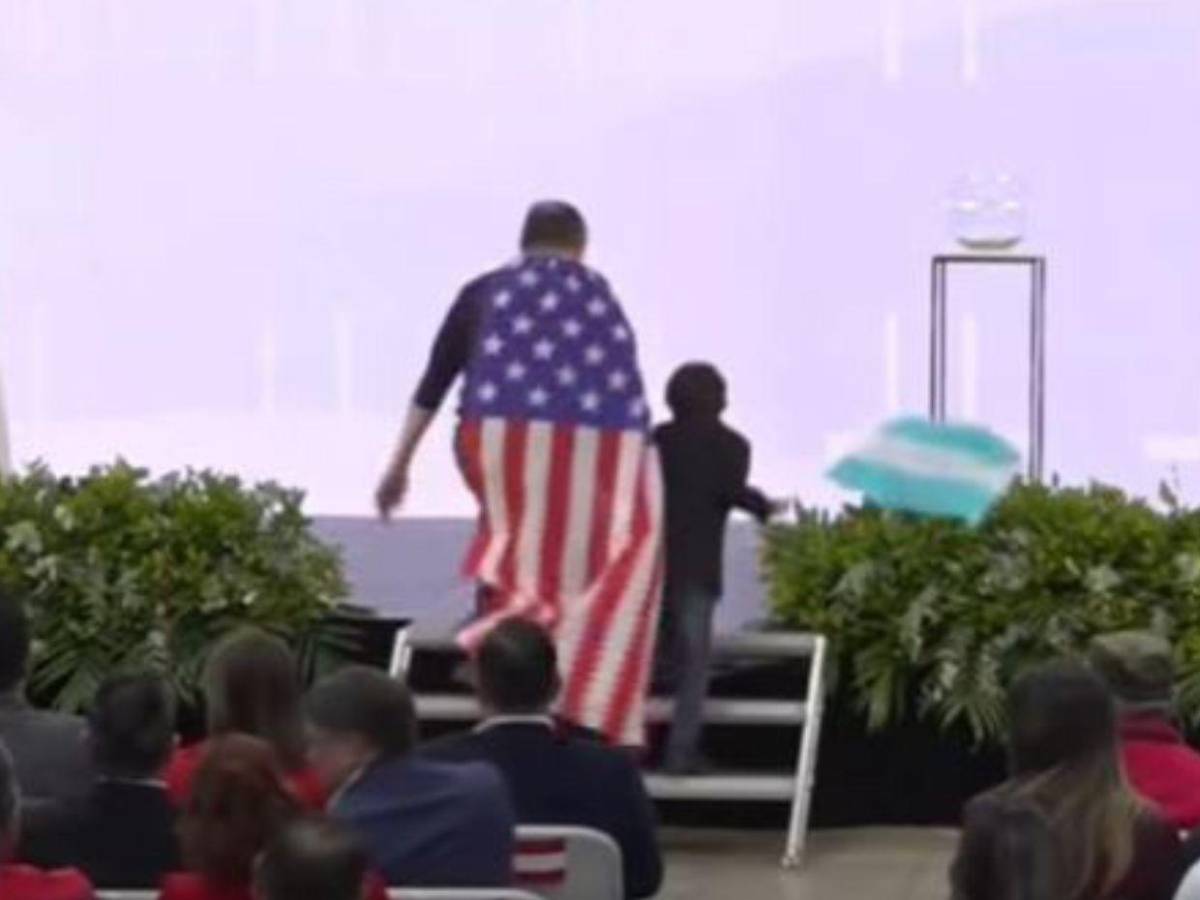 ¿Por qué Chano Rivera portó una bandera de EE UU en el sorteo de papeletas?