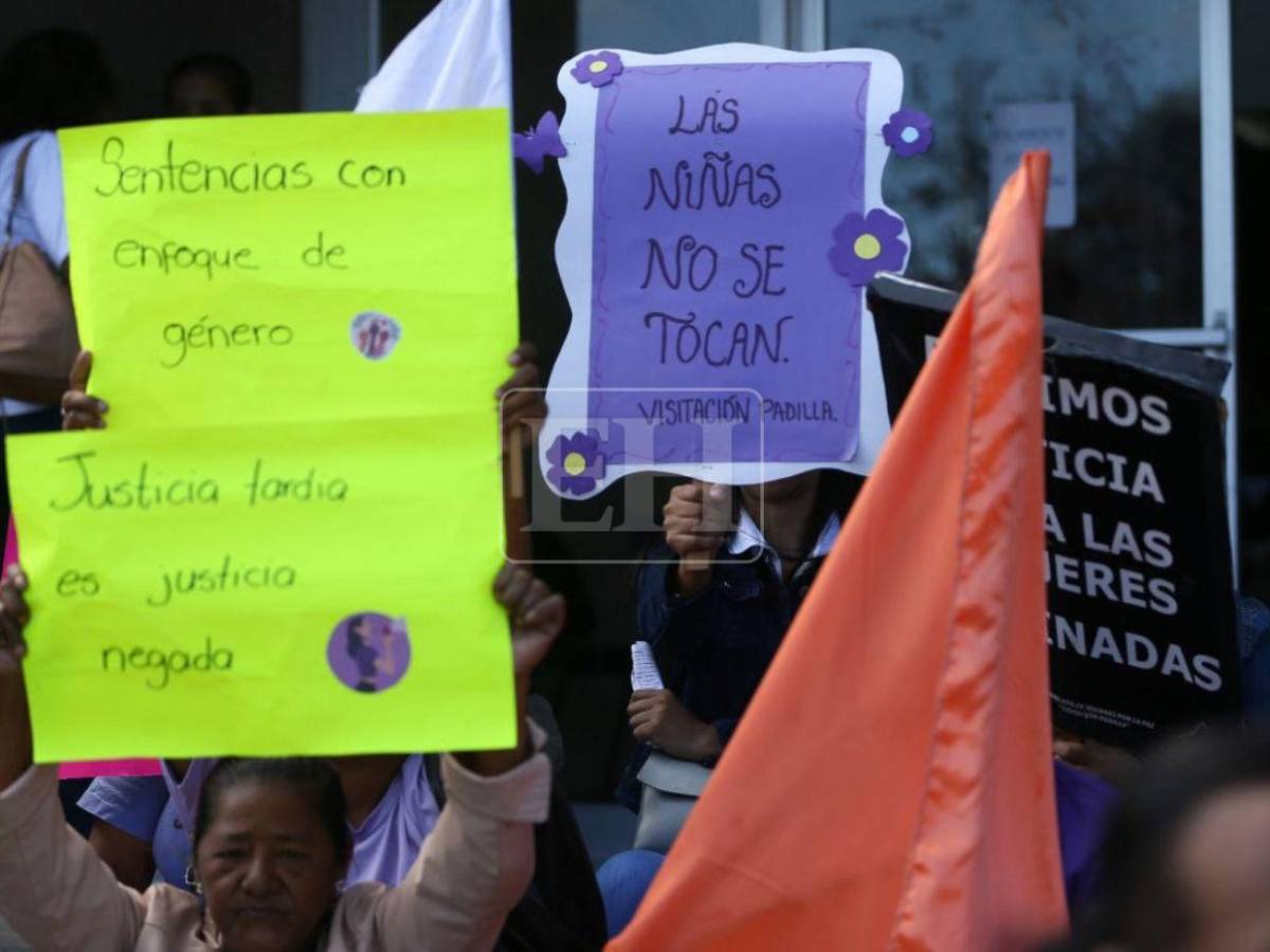 Colectivos feministas exigen justicia en los casos de femicidios frente a la Corte Suprema