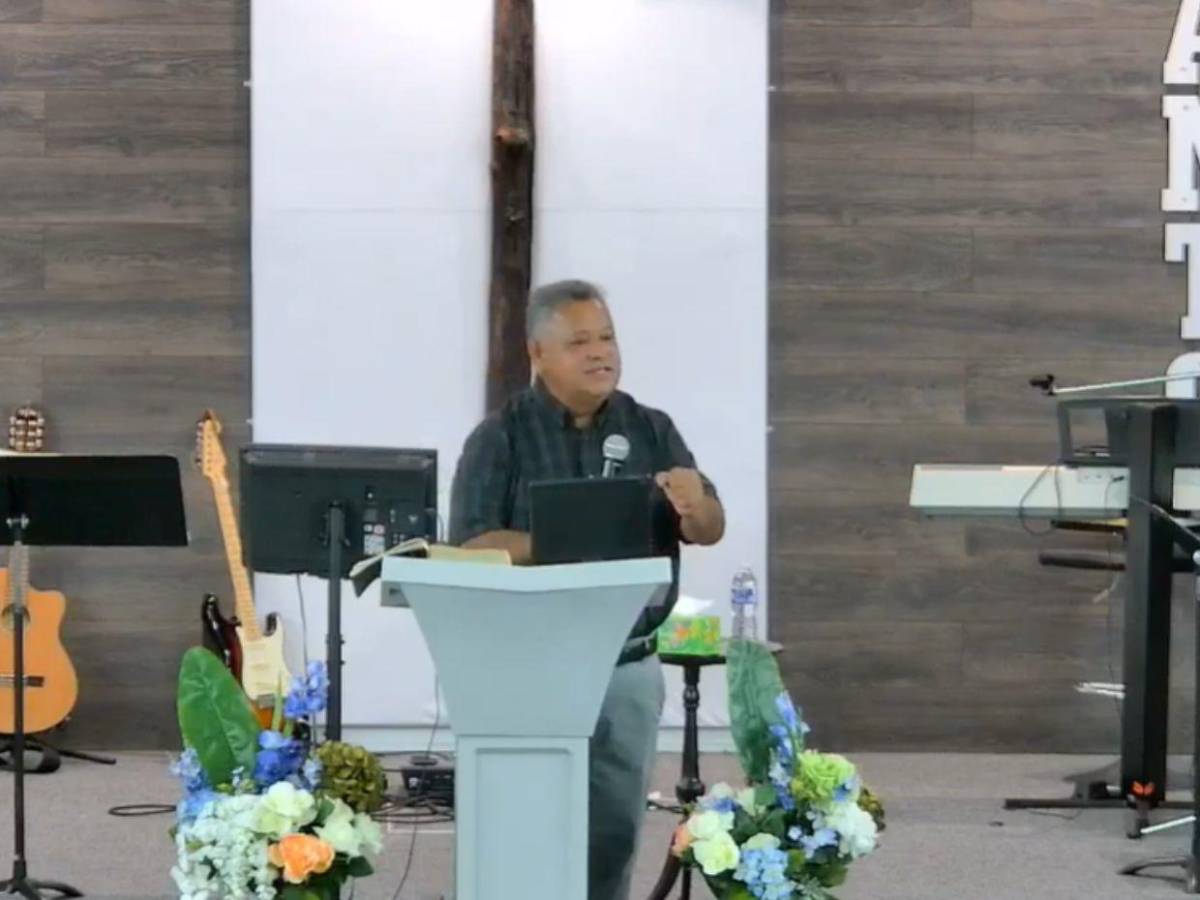 Durmiendo en una banca y sin productos de higiene: denuncian maltrato hacia pastor Daniel Fuentes